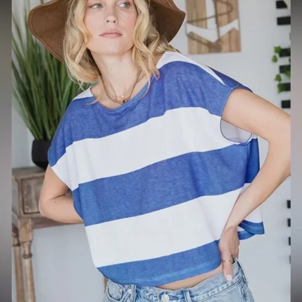 NWOT Striped cropped short sleeve top in blue and white Size L